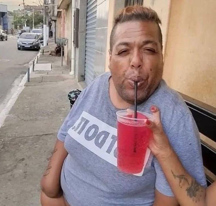 sadeadubo's tweet image. estudo, trabalho, tô em 3 grupos de pesquisa, faço aula de canto, samba e violino, cozinho, costuro, crocheto, faço cerâmica, desenho, pinto, arrumo casa, estudo alemão todo dia, leio muito, tô escrevendo tcc e mesmo assim tenho 8 horas de tela todos os dias. qual a sua desculpa?