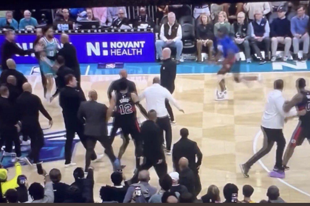 Ray Lewis blitzing the A gap