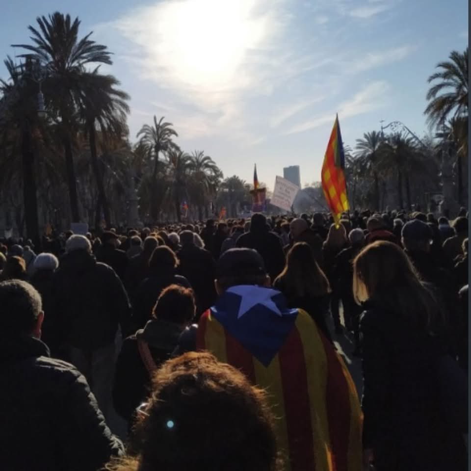 LauraBorras's tweet photo. No podré agrair mai prou la força que em vau donar tots els qui avui fa tres anys vau fer-me costat a l’inici d’un judici que va ser una prova molt dura, des de molts punts de vista: judicial, anímic, físic, familiar, polític, mediàtic... una força que, encara avui, m’ajuda a mantenir-me ferma.
Durant el judici vaig mantenir el meu pacte amb la veritat. És un pacte que té costos elevats, però aquesta és la meva manera de ser, i és el que he fet, el que faig i el que faré: no cedir a la repressió. N’hi hauria d’haver prou d’explicar la veritat davant d’un tribunal, però ja sabeu què deia el savi Joan Fuster: “La veritat no sempre coincideix amb la justícia, t’ho advertesc”. 
I quanta raó que tenia…
I, com que el coratge és la persistència, jo continuo lluitant contra la injustícia.