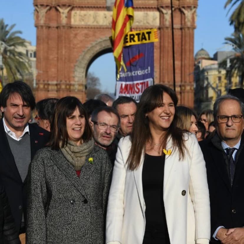 LauraBorras's tweet photo. No podré agrair mai prou la força que em vau donar tots els qui avui fa tres anys vau fer-me costat a l’inici d’un judici que va ser una prova molt dura, des de molts punts de vista: judicial, anímic, físic, familiar, polític, mediàtic... una força que, encara avui, m’ajuda a mantenir-me ferma.
Durant el judici vaig mantenir el meu pacte amb la veritat. És un pacte que té costos elevats, però aquesta és la meva manera de ser, i és el que he fet, el que faig i el que faré: no cedir a la repressió. N’hi hauria d’haver prou d’explicar la veritat davant d’un tribunal, però ja sabeu què deia el savi Joan Fuster: “La veritat no sempre coincideix amb la justícia, t’ho advertesc”. 
I quanta raó que tenia…
I, com que el coratge és la persistència, jo continuo lluitant contra la injustícia.