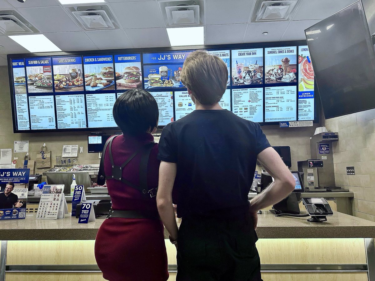 UniquelyDead's tweet photo. Excuse me! Leon asked for no pickles! https://t.co/RUb6mA6XLF
