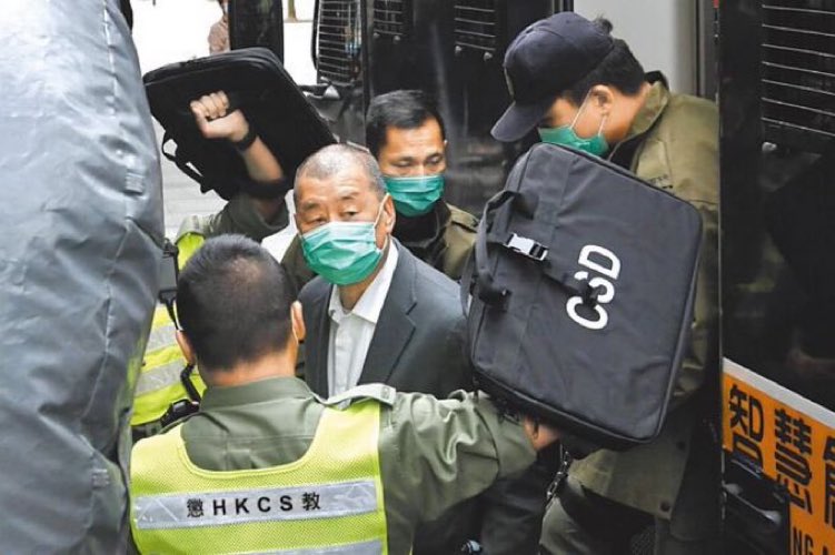 黎智英七十八岁，虔诚基督徒，铁肩担道义，温和、智慧、坦荡，为香港人发声，是真脊梁。

  中共官員李家超用文革味儿骂他：罪恶滔天、恶贯满盈，被判二十年还大快人心。这是把黑白颠倒——老头儿明明慈悲大义，却被说成十恶不赦！
  
黎先生为香港争民主自由,  写在中华民族最光辉一页,