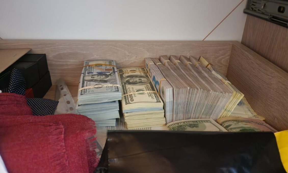 🚨⛔✅ Así encontraron los US$695.457, $19.996.200 y €1.960 en la casa de Ornella Calvete y Javier Cardini, el ex subsecretario de Gestión Económica, todos socios de Diego Spagnuolo y Karina Milei en el robo a los discapacitados. ¿Se imaginan cuánto se robó Karina Milei?.