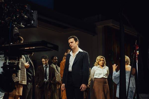 anapau_villa's tweet image. ¿Si vieras tu vida en reversa, y los momentos clave que te llevaron a donde estás, estarías feliz no solo con el destino sino con el camino?

En Merrily We Roll Along, Stephen Sondheim nos lleva en un viaje a través de las vidas de tres mejores amigos de fin a principio,…