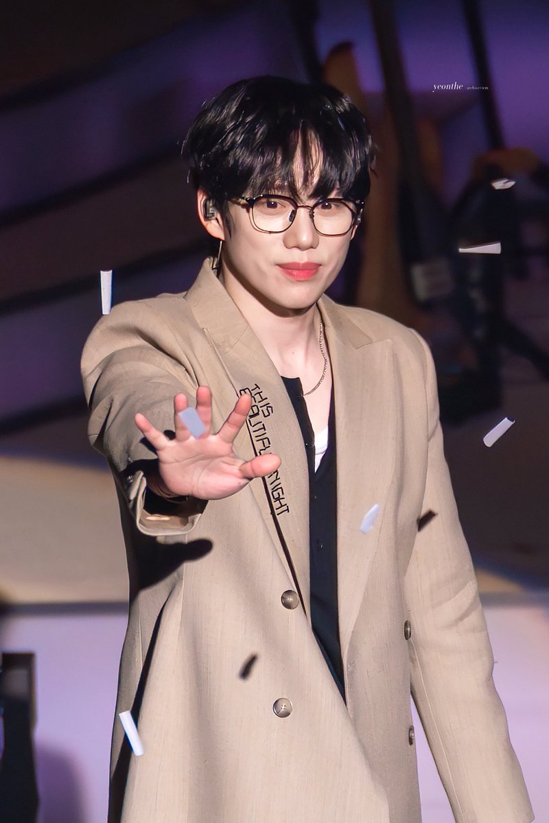 흠 어제 2층에서 찍었던 사진 더 보정할건 없나,, 하구 보는데
앙나잘생긴완쟈님이계시더라고,

뭔가 이날 영상도 글코 되게 주사위 6의 남자같았는데 진짜 6이었네 ,,,,,,,,,