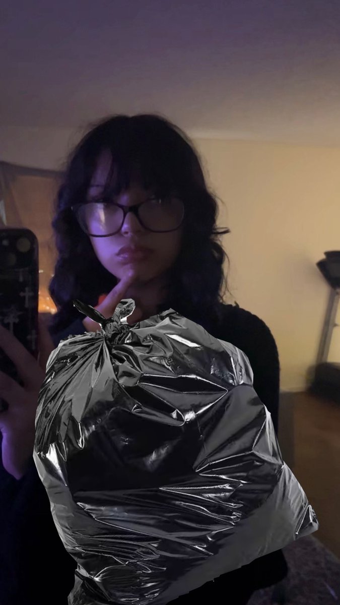 2pretty4y0u's tweet photo. @laurakellyg426 @ArchiveDox @DameScorpio Omg yes my dream job is to be a trash bag did i make the part i know i dont get good grades for nothing https://t.co/Cz96Kzc69v