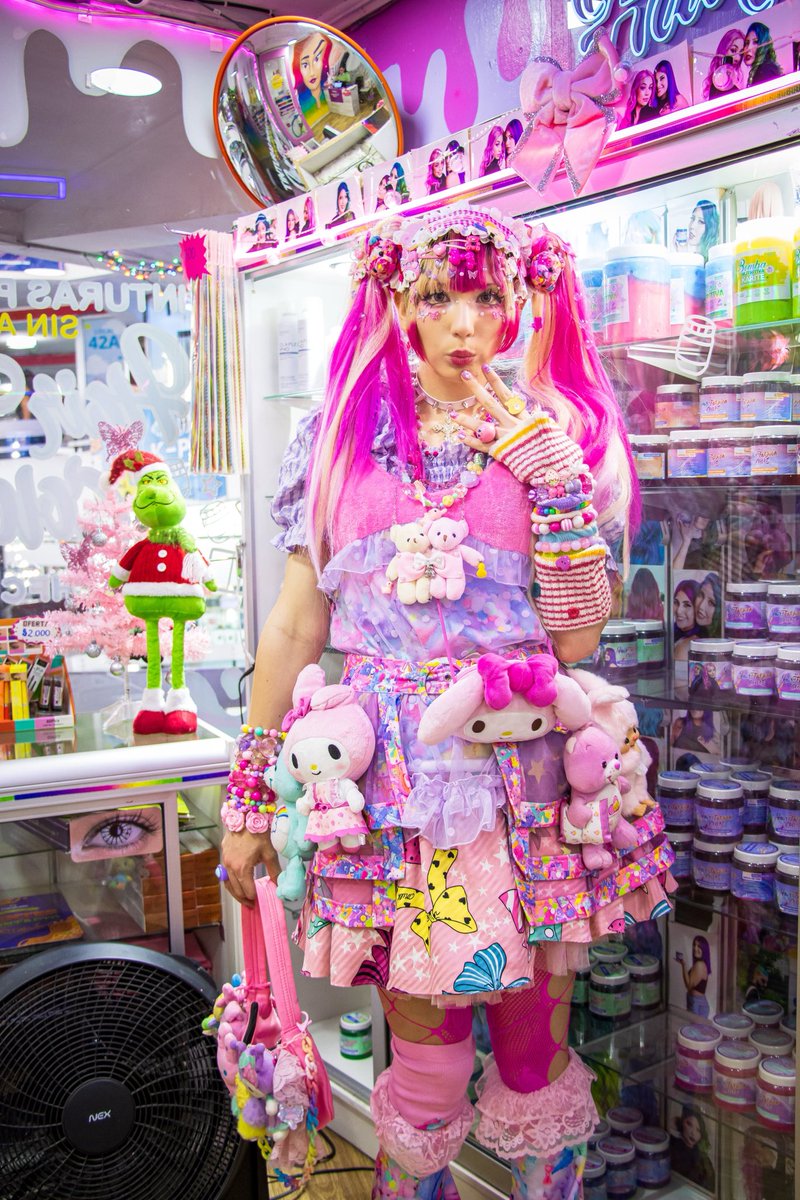 Exacto, sobrecargarlo y saturarlo como demente es completamente el objetivo del estilo Decora, maximalismo puro 🩷✨🩷✨ser visible y ruidosa en un mundo que te quiere apagar, que te quiere callar y someter.