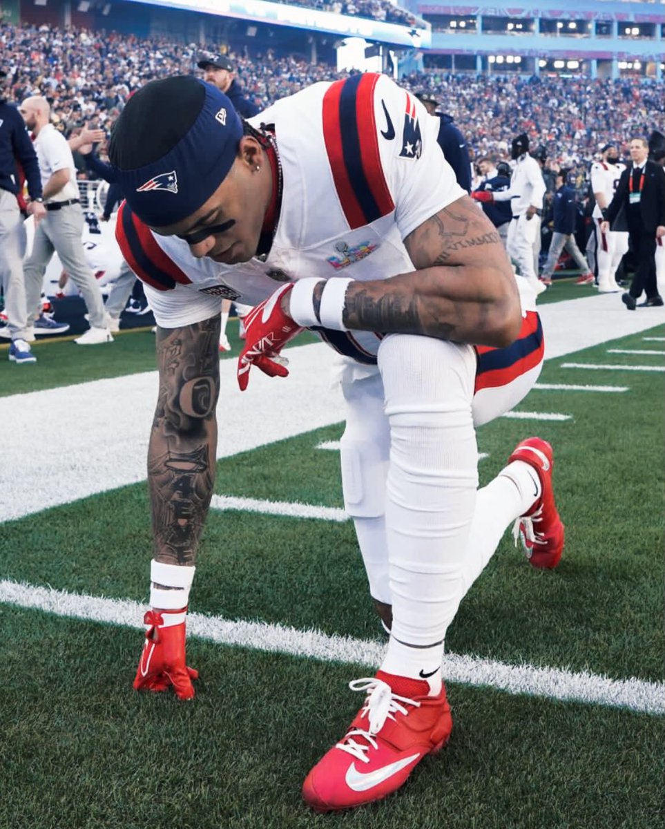 2min_store's tweet photo. Super Bowl 2026
クリスチャン・ゴンザレスのスタイル

アップ用にF7 PRO、試合用にSPEEDFLEXを準備。2025年はF7がトレンド。Vicis吸収してからSchuttのデザインが向上しすぎている。ブランドロゴ消しのNXTRNDのマウスガードも良き。

VAPOR SPEED 2（2016）をKD7にカスタム。NFLのDBは本当にナイキの旧クリートが好き。グローブはNIKE VAPOR JET 9.0のチームカラー。

手首に2本ずつの1.5インチバイセプバンド。ショートソックス+レッグカバーもクール。

相当のエクイップヘッズ。オレゴン時代もカッコ良すぎた。