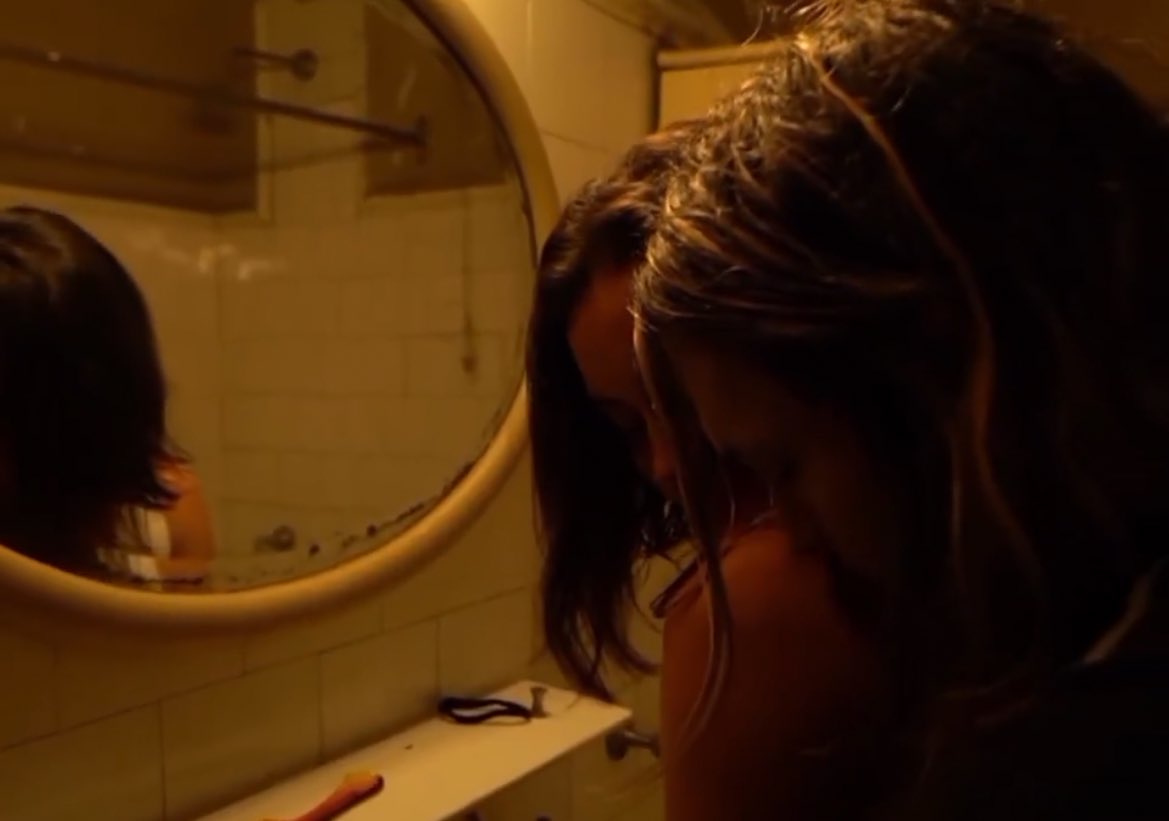 EL CONCEPTO MAS INTIMO DEL AMOR: un beso en el hombro desde atras