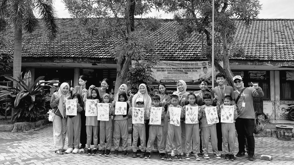 summersunmitu's tweet photo. Thousand small steps that i drew in Babatkumpul has taken me far to this complicated unique painting of life. 28  days of uncountable warmth. We made it! See you BBK 7 Babatkumpul 💗 https://t.co/OE2MYD5CXG