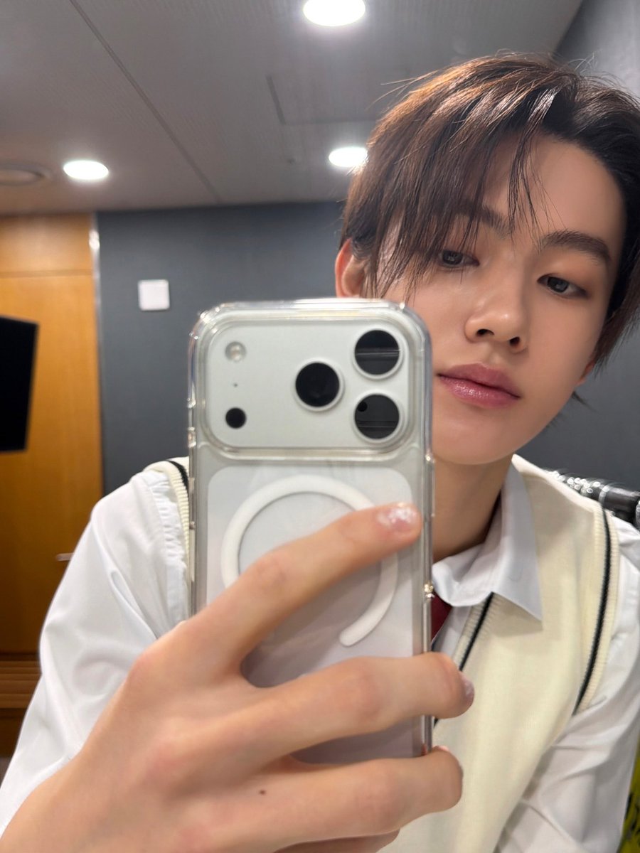 crashmashup's tweet image. 교복 거울셀카라는거 참 좋은듯