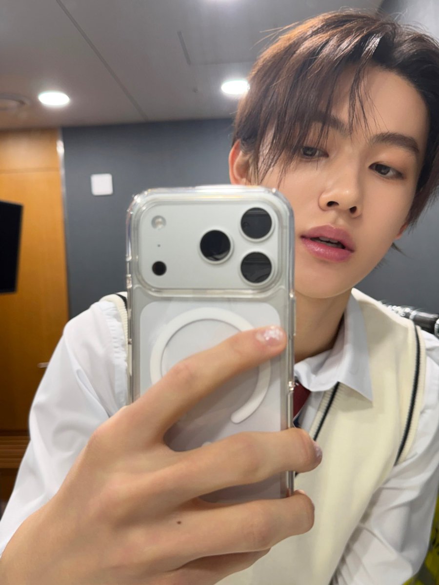 crashmashup's tweet image. 교복 거울셀카라는거 참 좋은듯