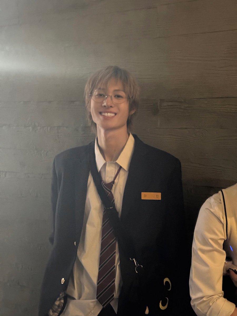 첫 롯데월드 데이트 가서 놀이기구 줄 기다리는 중