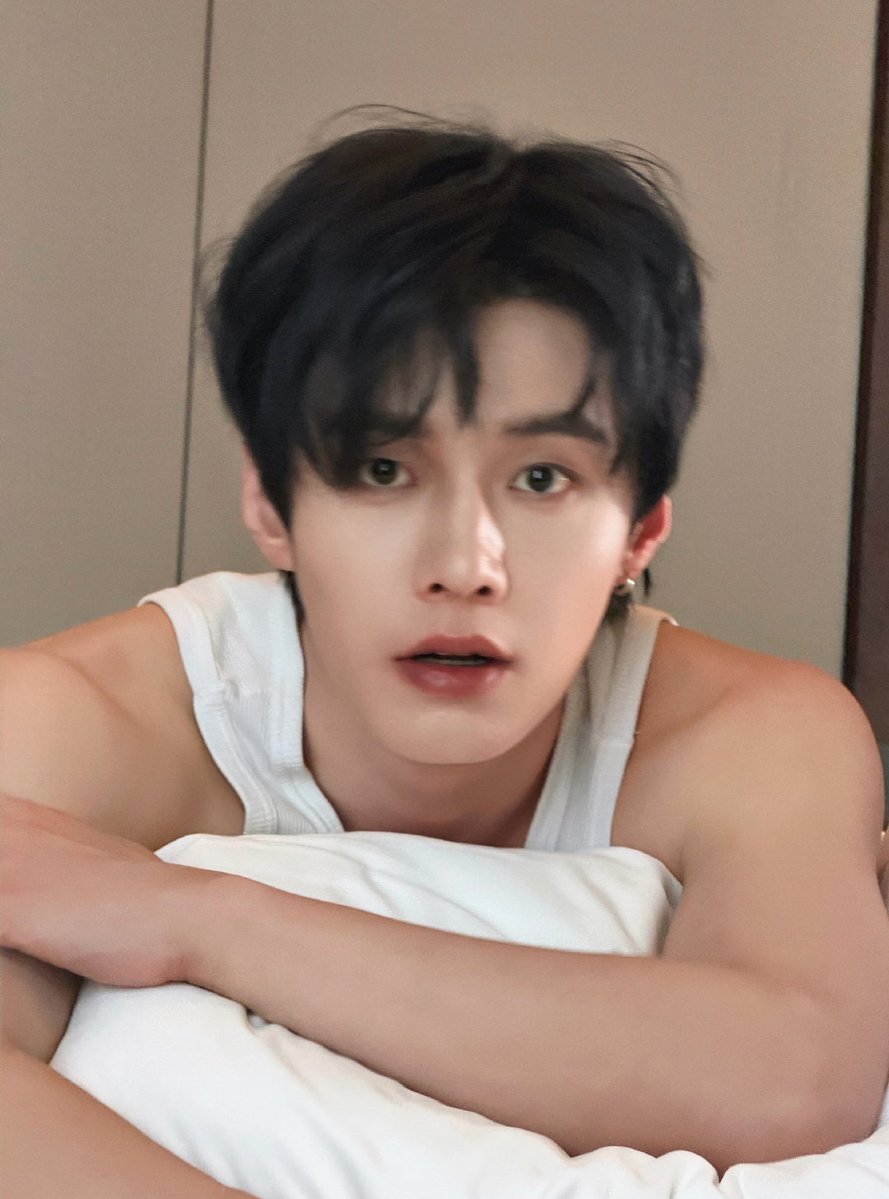 it seems like he saw his photo made with AI (and #HeYu said "this photo was not generated using AI technology") so funny😆😅