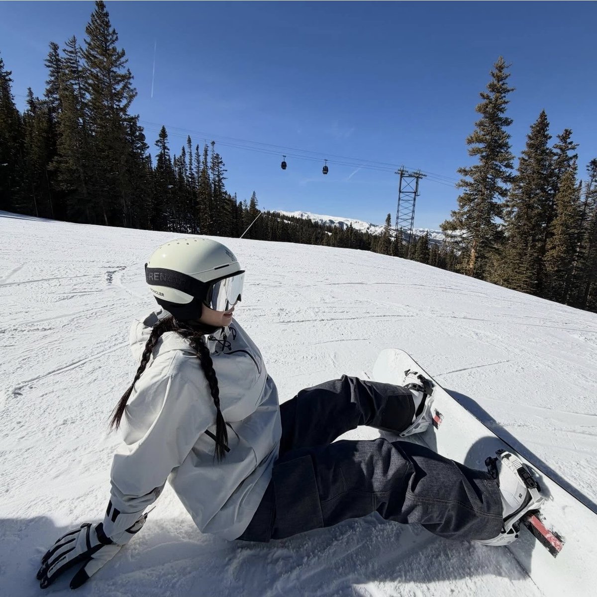 hhaappyyjen's tweet photo. EDI SANA NAG SNOWBOARDING NA LANG KAYO SA IISANG LUGAR. HMP https://t.co/voF99WVRrL