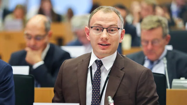 VojtechPecka's tweet photo. 🛸Co trošku nechápu je, jak zapadla bombastická informace, že vrcholný představitel EU pořádá v europarlamentu konferenci s MIMOZEMŠŤANY. 
🤪Ne, to není vtip. 
Hlavní vyjednavač klimatických cílů EU Ondřej Knotek (ANO, frakce Patrioté pro Evropu) pořádá konferenci s apokalyptickou sektou AllatRa.
👽Její představitelka Žanna o sobě tvrdí, že je reptiliánka z přátelské mimozemské civilizace Annunaki, která chce lidstvo ochránit před zlou mimozemskou rasou Apexiánů. 
🦝Jsem zvědavý na výstupy z konference. 
Realita 2026 a "expertiza" podle ANO a Patriotů pro Evropu. 
🪐Nebo možná Patriotů pro Sluneční soustavu?