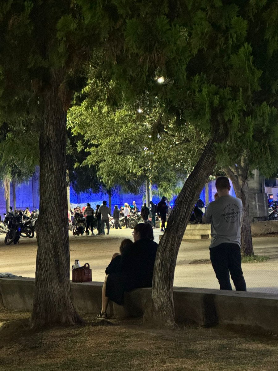 CASA DE GOBIERNO, en la Ciudad de #SantaFe 

Sigue llegando gente.
Policías que no estaban de servicios, algunos acompañados por familiares. 

Matrimonios, hijos pequeños, alrededor de un mate.

Es la FAMILIA POLICIAL !

Son unas 250 personas y las 04:00 hs.
Fotos: <a href="/inesellena/">Inés Ellena</a>