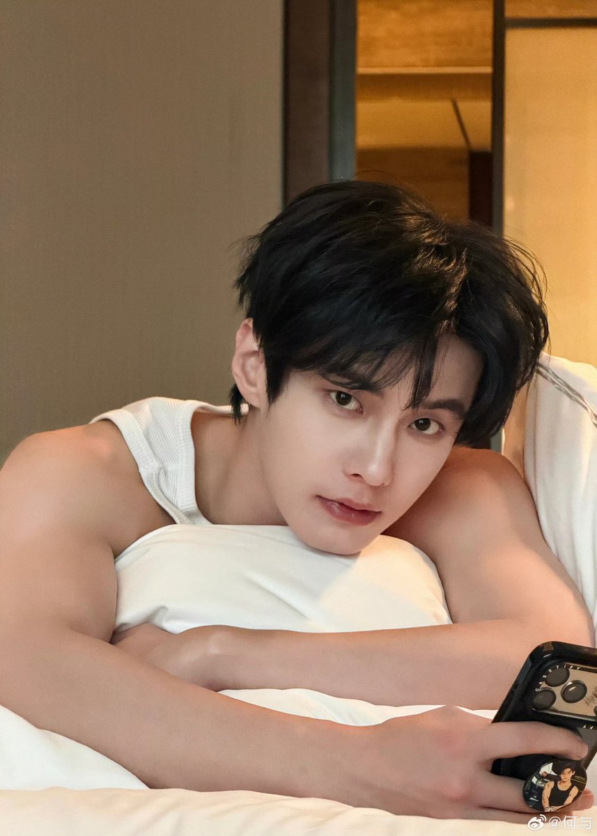 solstellae's tweet photo. boyfriend coded 🤍

#heyu #何与 https://t.co/10EiKA0BbT