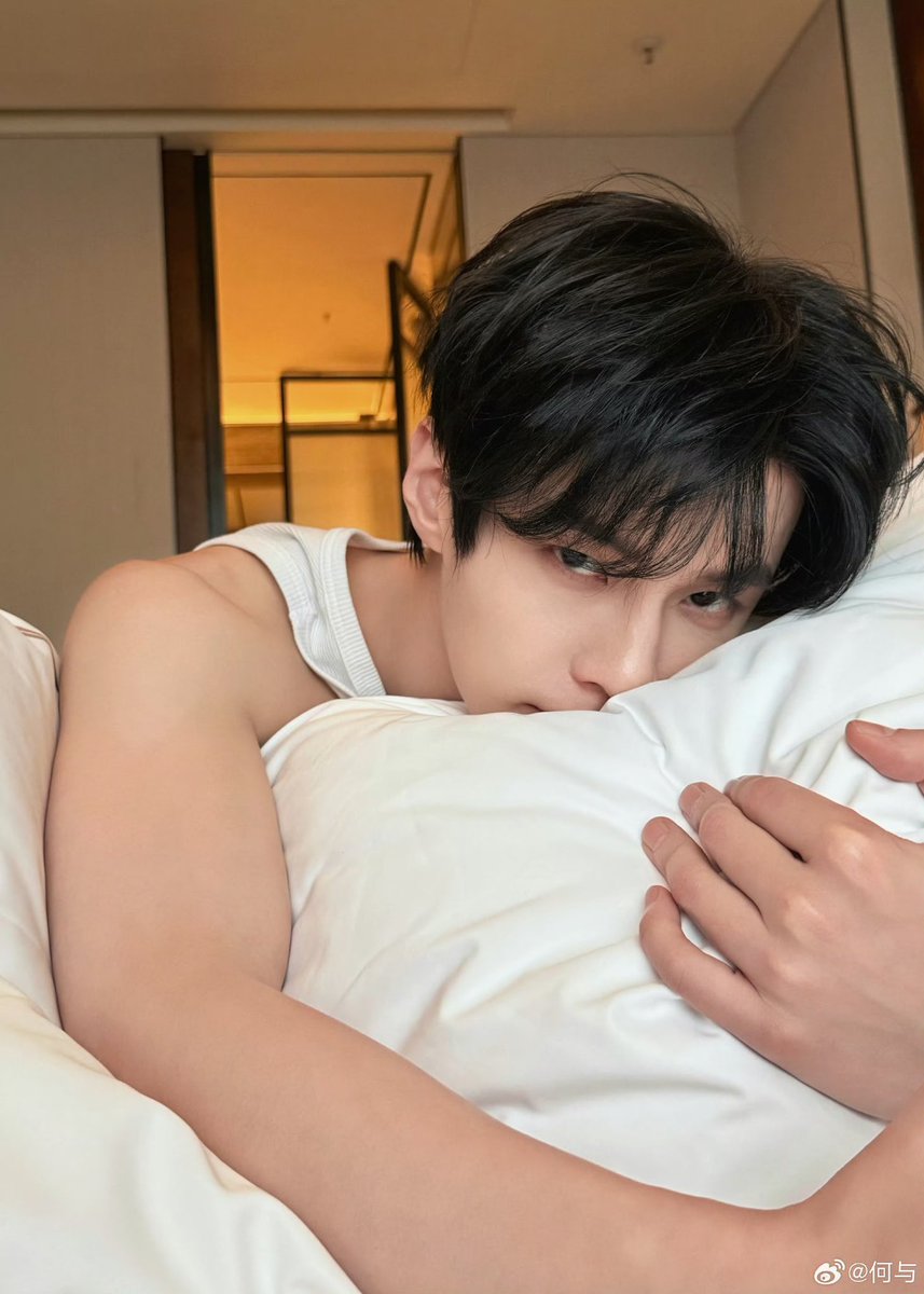 solstellae's tweet photo. boyfriend coded 🤍

#heyu #何与 https://t.co/10EiKA0BbT