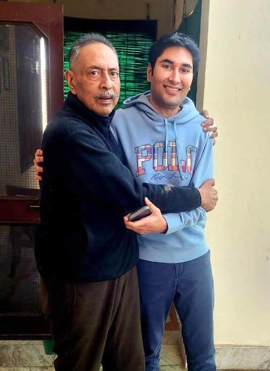 लम्बे समय बाद पिता पुत्र का मिलन 
शुभकामनाएं