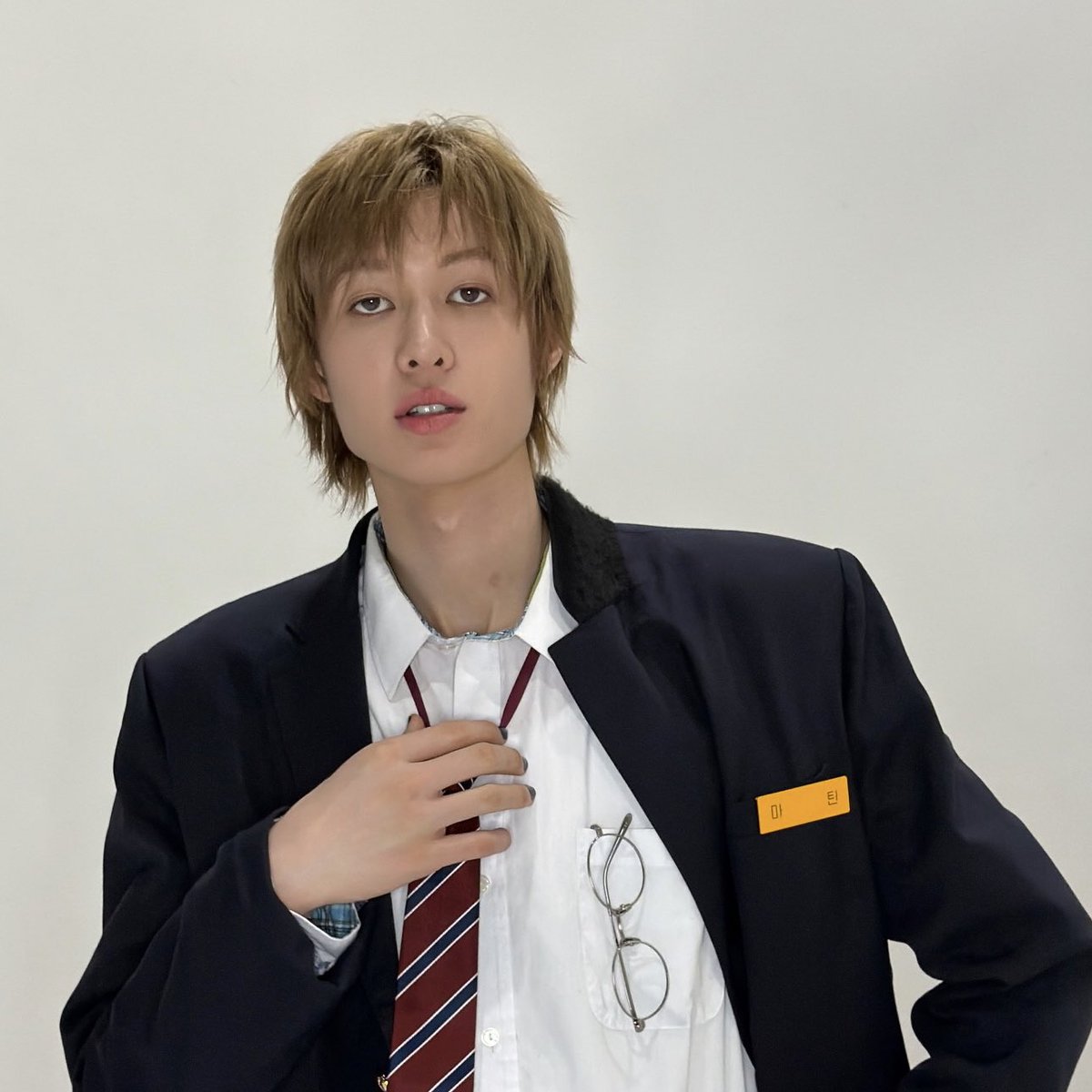 <<<<<<안경 쓰면 이렇게 생겼는데
벗으면 이렇게 생김>>>>>>