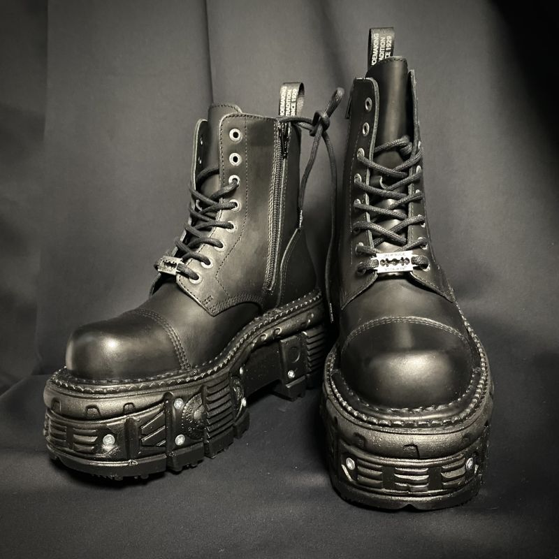 Spider_Rock_Web's tweet image. 🖤即納🖤
本革×厚底×ネジ装飾！
ロック魂全開の NEW ROCK M.TANK083-C1 ブーツ 🔩👢
存在感MAXの厚底ソールでコーデが一気に主役に✨
ユニセックスサイズ展開✔️
即納だから今すぐ足元をアップデート🔥
#NEWROCK #厚底ブーツ #ロックファッション

spider-rock-web.jp/product/11349