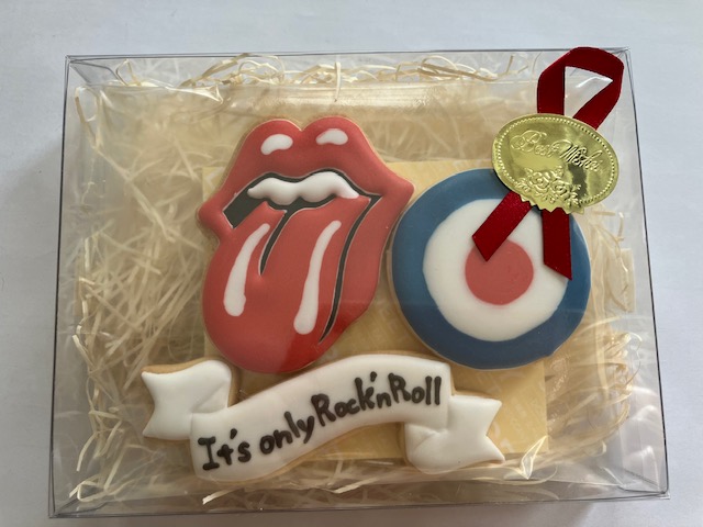 rkbrock's tweet photo. 女子ぃ〜「もうバレンタインにチョコなんていう時代じゃないよ！」という人からは返してもらえよ〜
今年のイッツオンリーロックンロールはチョコじゃなくクッキーでしたけどね〜

番組タイトルとパーソナリティの2人が好きなストーンズのベロ・マークとMODsのターゲットマーク！ https://t.co/oKVaciSAjB