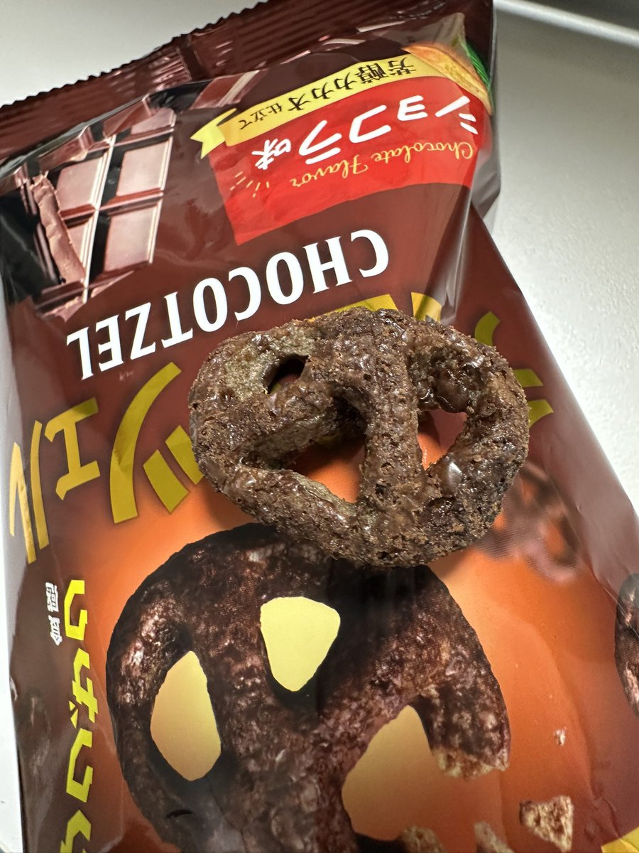 東ハトのチョコッツェル。すげー美味いけどプレッツェルではねぇ！すげ