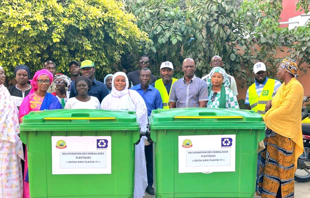 We equipped Mairie Mermoz community in Senegal with waste bins, empowering more people to reduce and recycle. 🌱
Thank you to our community for embracing sustainability with open arms!
#WasteLessSenegal #RecycleMore #GreenCommunities #BleagLeeBins#Senegal