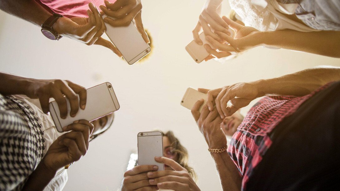 Al igual que los aperitivos salados o las bebidas energéticas no son los únicos culpables de la mala alimentación de nuestros hijos, el teléfono móvil y las redes sociales no son responsables directo de sus malas calificaciones. El móvil y las redes sociales, en todo caso,