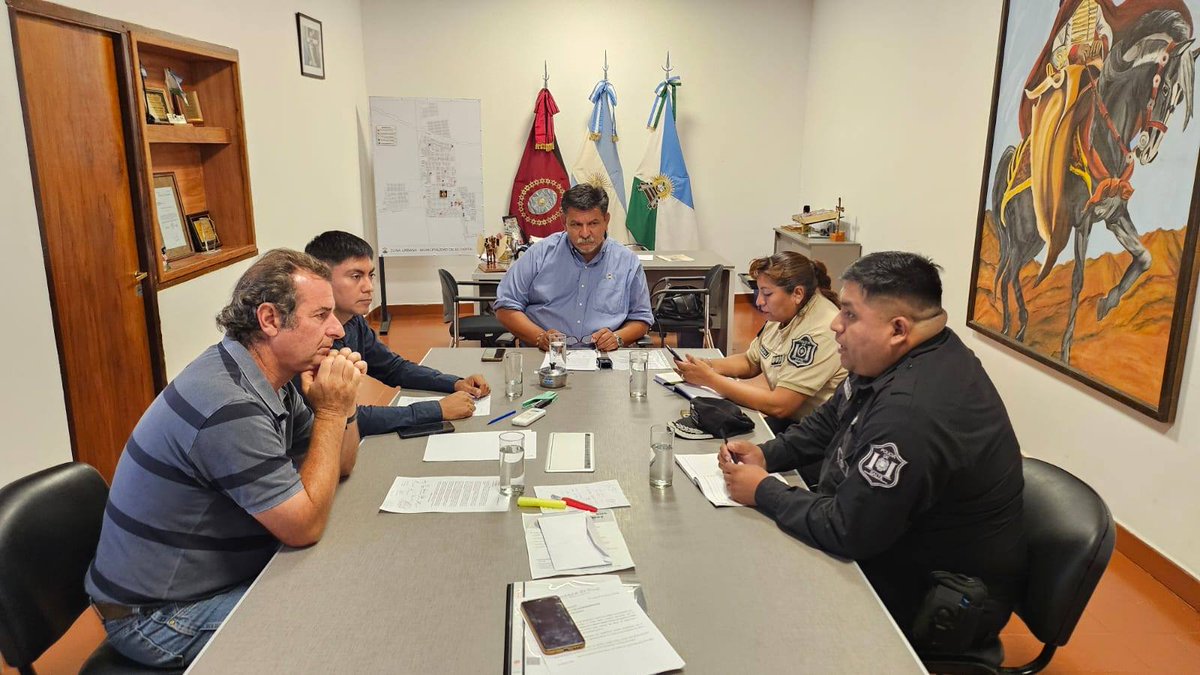 Reunimos con la Crio. Mercedes Guantay y el Jefe de la Comisaría de #ElCarril, Eduardo Gaspar, para abordar temas sobre seguridad pública de nuestra comunidad y el nuevo sistema de denuncias web implementado por la Policía de Salta.
+info elcarril.com.ar