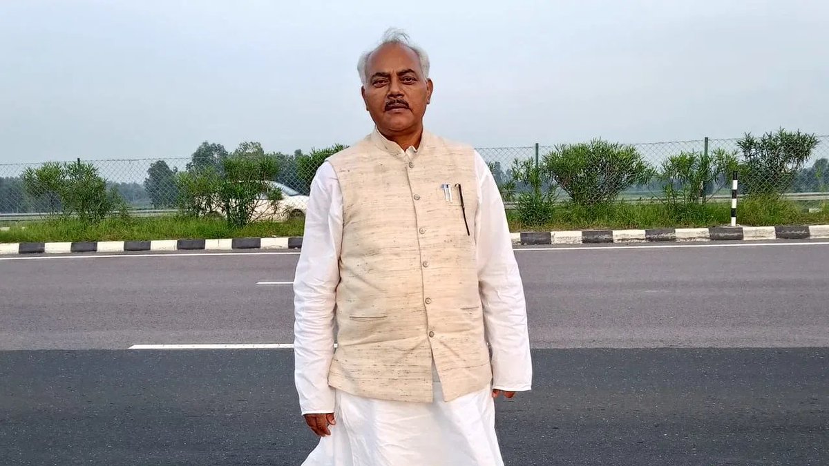 पीजीआई में 158 पदों पर असिस्टेंट प्रोफेसर की भर्ती निकली। एससी-एसटी, ओबीसी को 50 फीसदी पद मिलना चाहिए था लेकिन उन्हें 72 पद मिला। अनारक्षित को 86 पद मिले। आखिर ये कैसे संभव है। मतलब सीधी गड़बड़ी हुई है। 

ये बातें यूपी विधान परिषद में सपा एमएलसी लाल बिहारी यादव ने उठाया है।