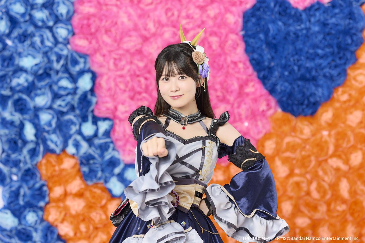 🧵#デレミリ衣装展🪡
⌢⌢⌢
デレステ10thツアー
　メモブオフショット公開🎀
　　　　　　⌢⌢⌢
展示会では実物衣装を見ることができますよ✨ 
#村上巴 役
#花井美春 さん

👇衣装展チケット先着にて受付中🌈
asobiticket2.asobistore.jp/booths/costume…