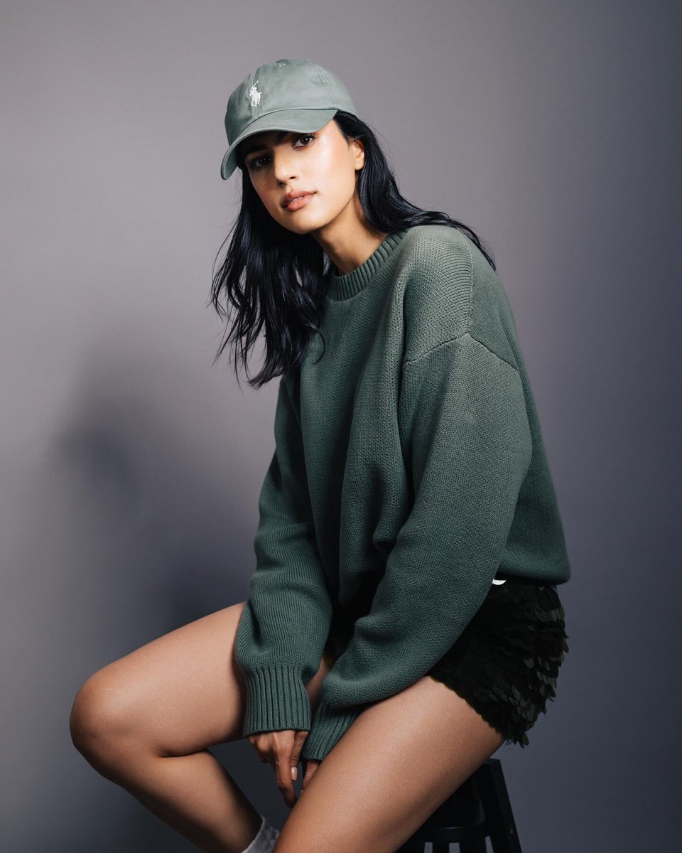 celeblife360's tweet image. That green sweater and sparkly skirt combo is straight-up stealing hearts Medha 😍

#MedhaRana #SparkleSlay #CozyAndChic #TooCute #Actress #IndianBeauty