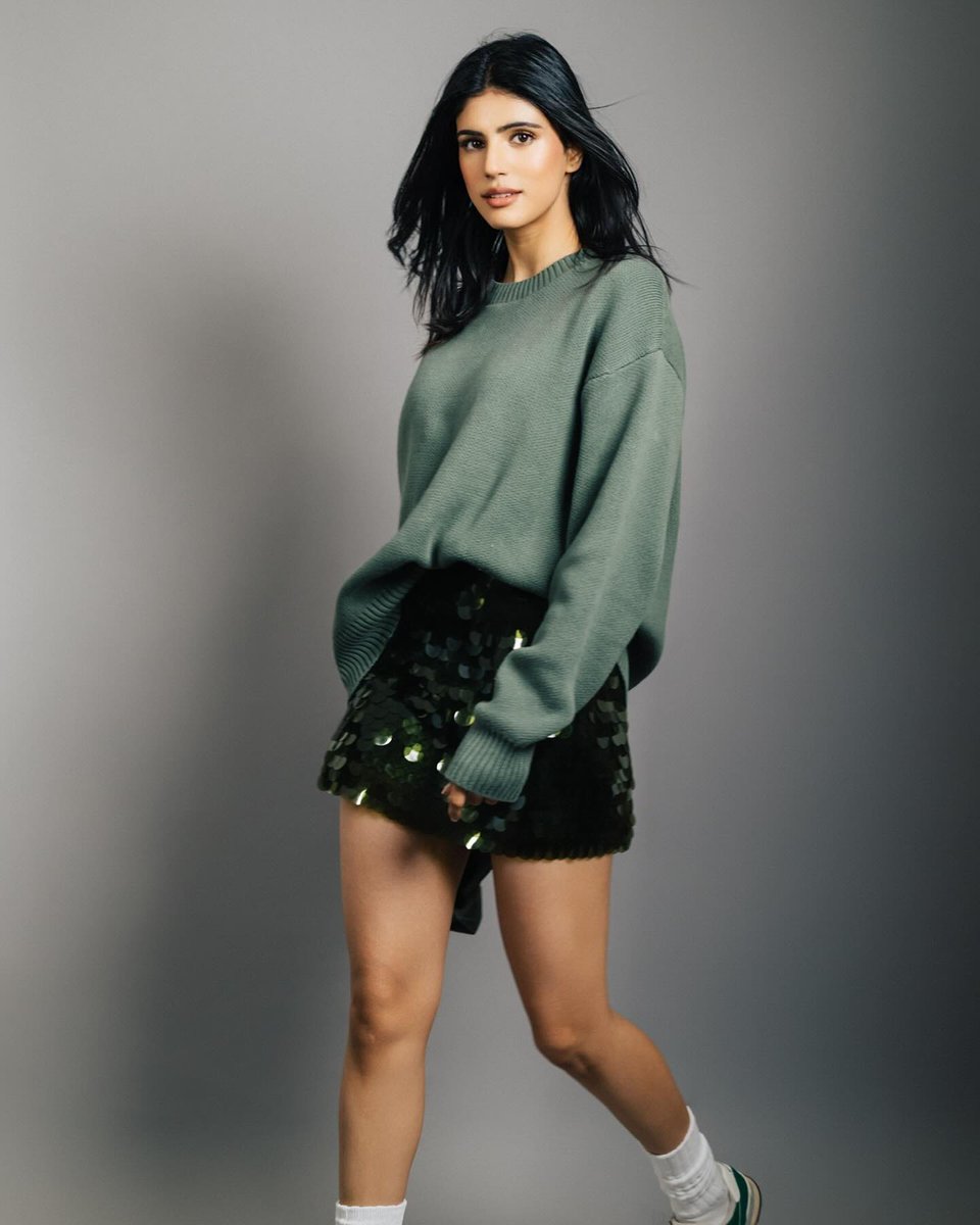 celeblife360's tweet image. That green sweater and sparkly skirt combo is straight-up stealing hearts Medha 😍

#MedhaRana #SparkleSlay #CozyAndChic #TooCute #Actress #IndianBeauty