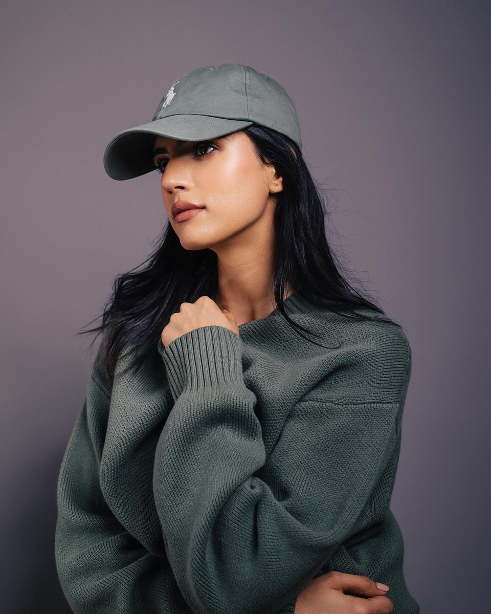 celeblife360's tweet image. That green sweater and sparkly skirt combo is straight-up stealing hearts Medha 😍

#MedhaRana #SparkleSlay #CozyAndChic #TooCute #Actress #IndianBeauty