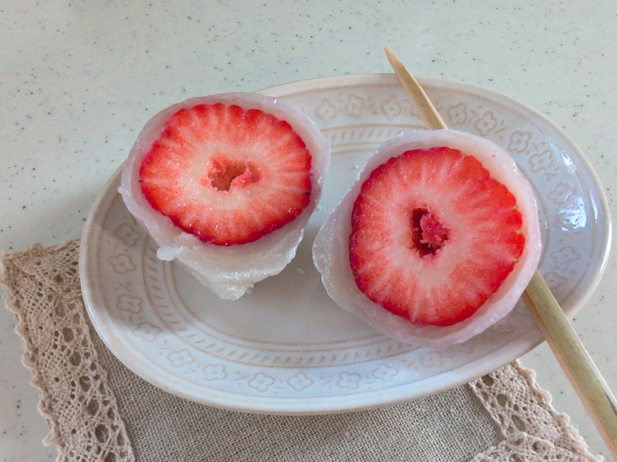おやつ、地元の和菓子屋さんのプレミアムいちご大福🍓＆柚子チーズもち