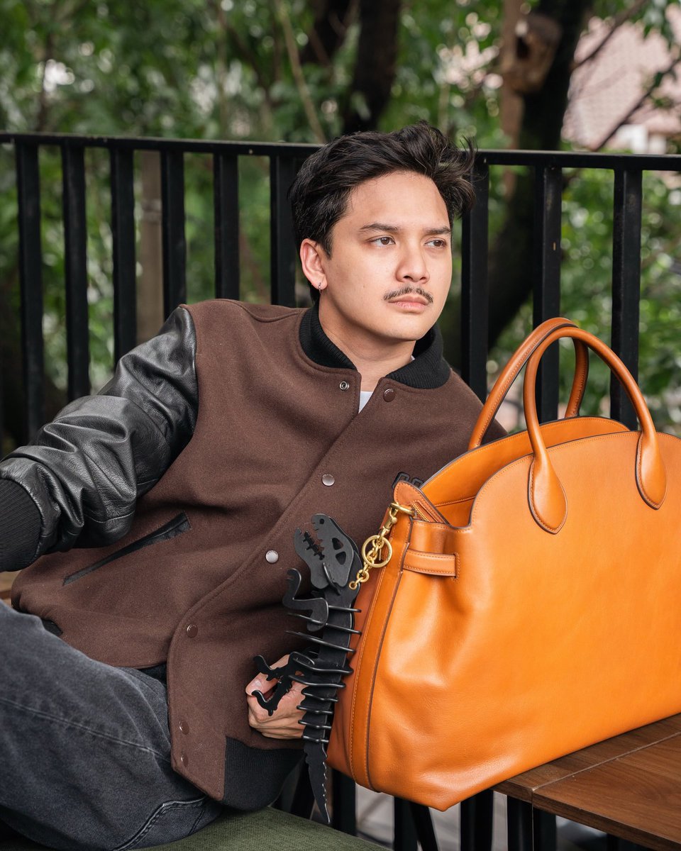 BaskaraCharts's tweet image. bitch, dont disrespect baskara mahendra like that ?! muka asli orang negara lu kan pada jelek jelek tapi ketolong operasi plastik. even your favorite k-idols and k-actors semuanya kan dipermak? nothing original and u are bold to speak on our face