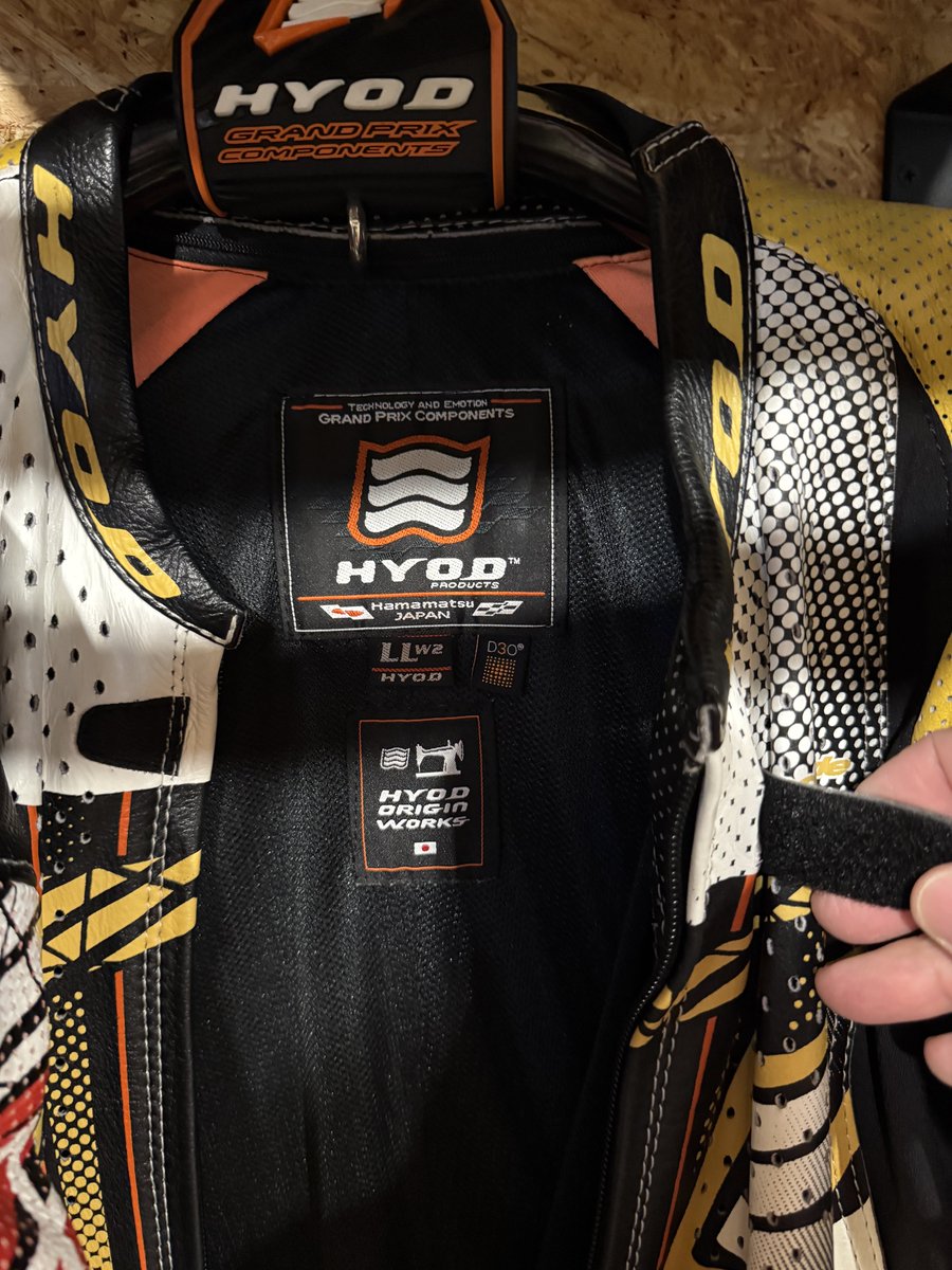 taro18777's tweet photo. あれ?
コレってAIR-BOOST Control Revel3って書いてある方はそのままでHYDOさんのインナーAIRバック使えるってこと??
なんか以前シャーリングのところを一部変更しないとダメ的なことを聞いた様な気がするのだが・・・?
#HYDO #レーシングスーツ
#ボデーはLLW2🐽ブヒ https://t.co/mNy2y5Kvtt