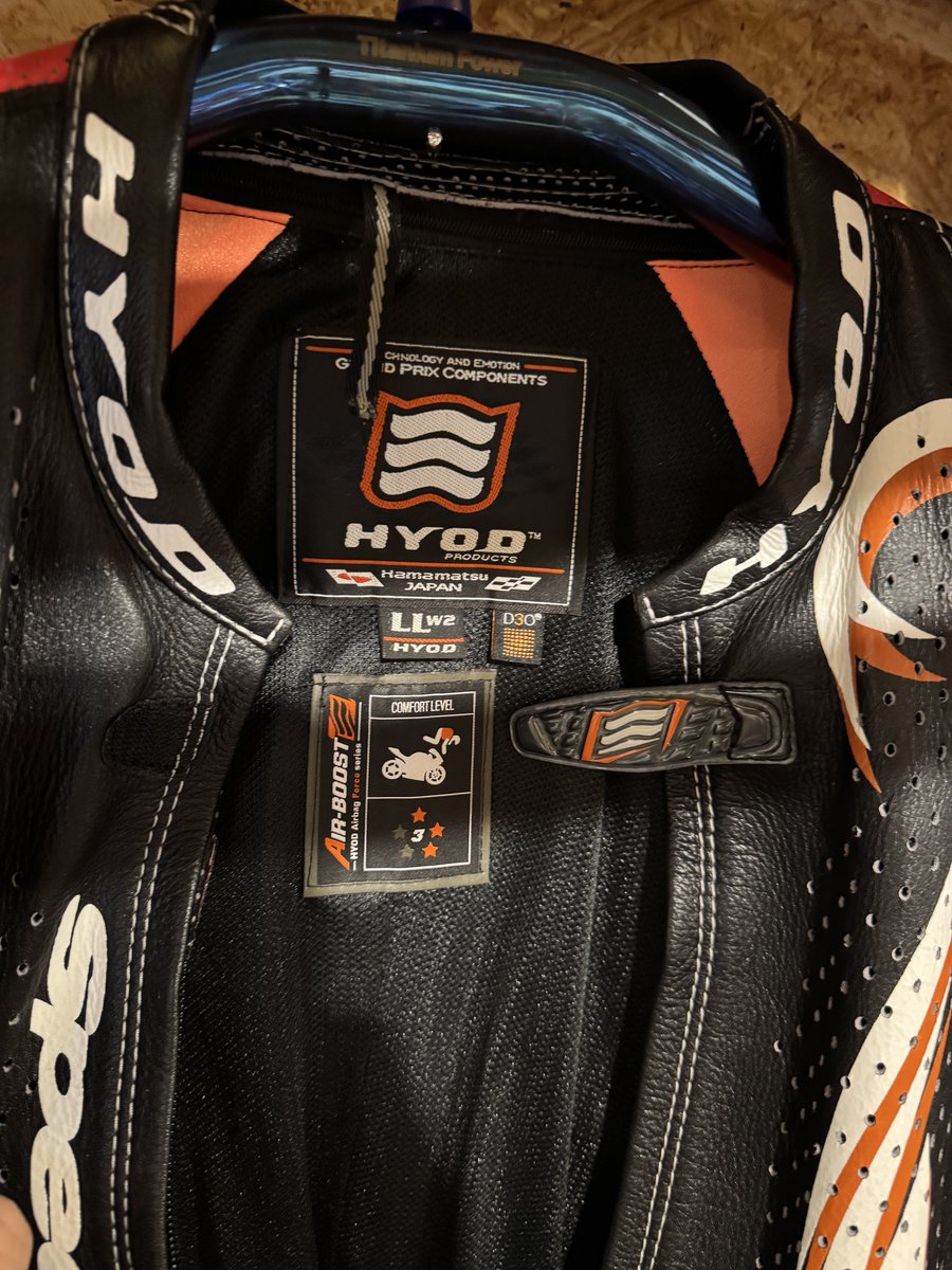 taro18777's tweet photo. あれ?
コレってAIR-BOOST Control Revel3って書いてある方はそのままでHYDOさんのインナーAIRバック使えるってこと??
なんか以前シャーリングのところを一部変更しないとダメ的なことを聞いた様な気がするのだが・・・?
#HYDO #レーシングスーツ
#ボデーはLLW2🐽ブヒ https://t.co/mNy2y5Kvtt