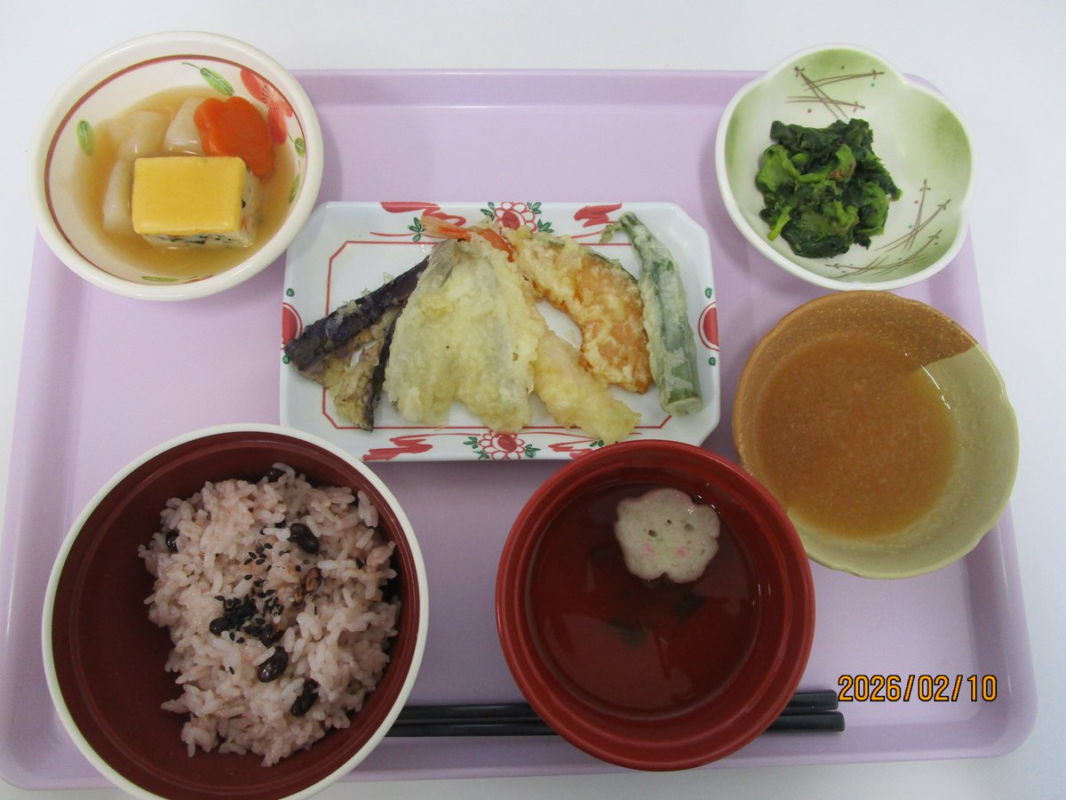 今日は2月の誕生日メニューでした。赤飯と天ぷらはご利用者様から「何度食べても美味しいね！」と喜んでいただきました。２月生まれの皆様、おめでとうございます。