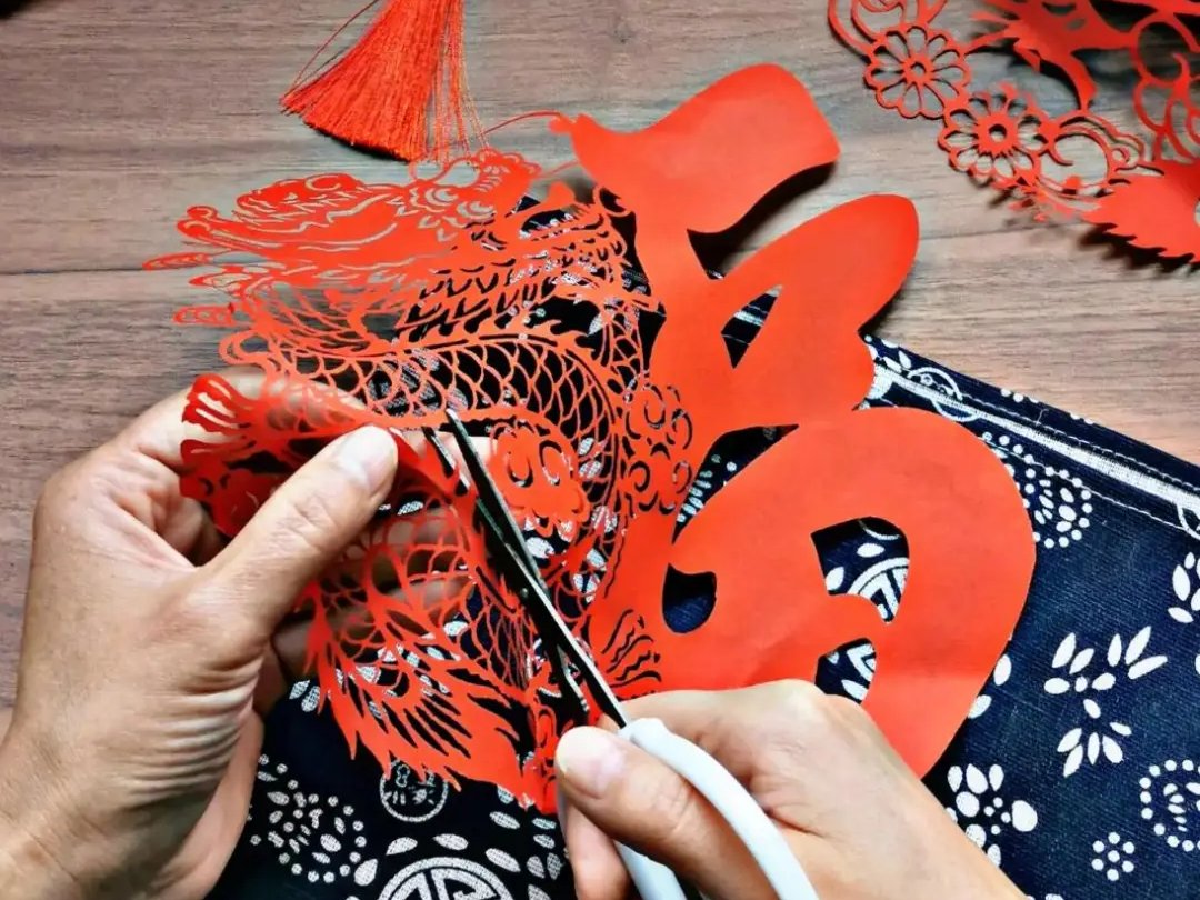 HenanPlus's tweet image. North China Little New Year checklist ✨ 
🍬Stove #Sugar + 🥟 #dumplings + 🧹 deep #cleaning + 🪟 put up red #paper-cut window decorations = Ready for the New Year!  
#LittleNewYear #ChineseNewYear #ChineseTraditions #ChineseCulture