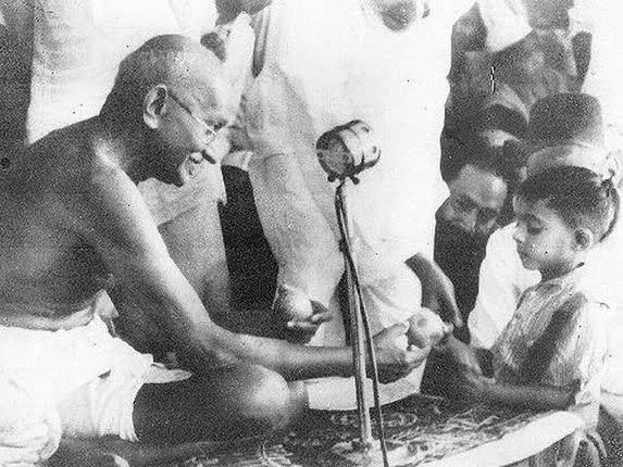 गांधी का गुड़!!

एक महिला,अपने बच्चे के साथ गांधी से मिलने आई। परिवार, आजादी की लड़ाई से जुड़ा था। घर मे गांधी की बाते होती, तो बच्चे को गांधी से मिलने की इच्छा थी 

बापू ने पास बिठाया, बाते की। इतने में मां ने कहा- बापू, इसे समझाइए, ये गुड़ बहुत खाता है। मना करो, तो मानता नहीं।