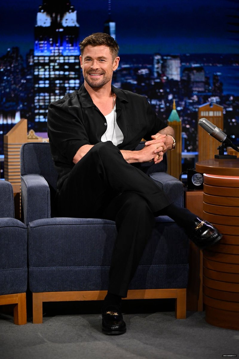 chemsworthcom_'s tweet photo. 📸 Chris Hemsworth visiting “Tonight Show Starring Jimmy Fallon” on February 06.
🔗 https://t.co/lOApIxeJyg https://t.co/FeSvPPZvgh