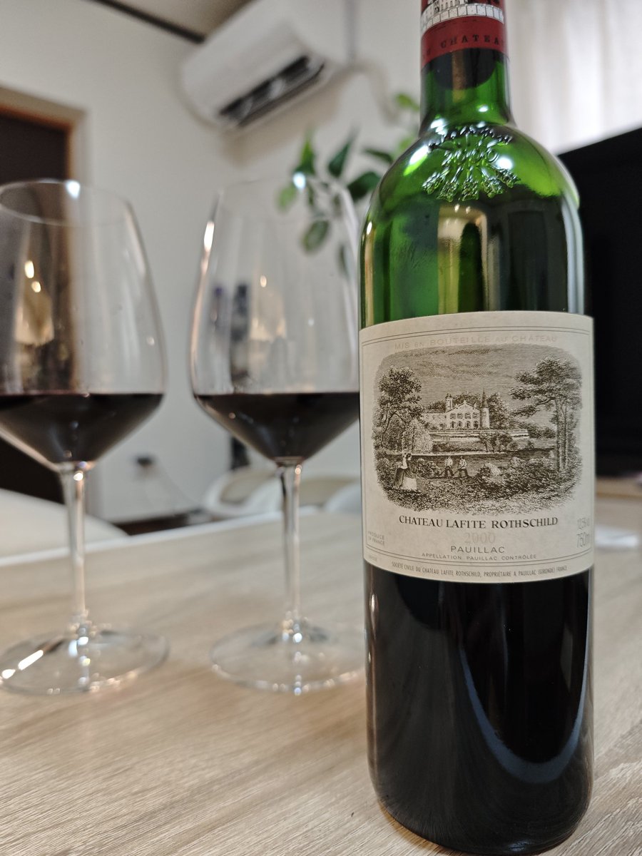 ラフィット2000❤
受精卵移植前の願掛け(？)最後の晩餐🍷

パートナーに自己注射怖いから付き合ってとお願いしたら、無理無理注射してるところなんて見れない😭ってワインを差し出されました。

うむ。
頼りないとか全然許す( ^ᵕ^)