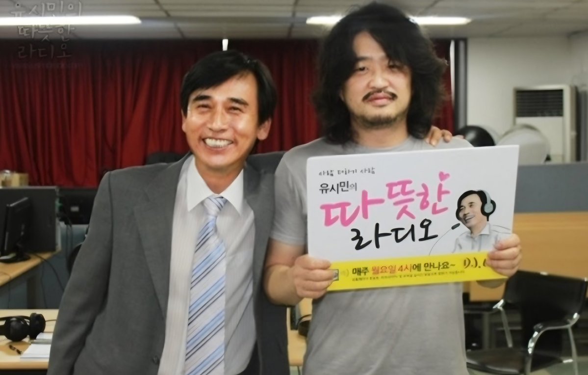 유시민 김어준 귀한줄 알자

쥐,닭,맷돼지의
서슬퍼랬던 시절부터
그들의 막강한 목소리가 없었다면
지금의 민주당과
이재명대통령이 있었을까?

그들이 100% 옳다는게 아니다
그들에 100% 공감 할 필요도없다

비판은 하되 무지성 비난은 하지말자
기득권과 열등감에 쩔었던 
그들과는 다르게 살자