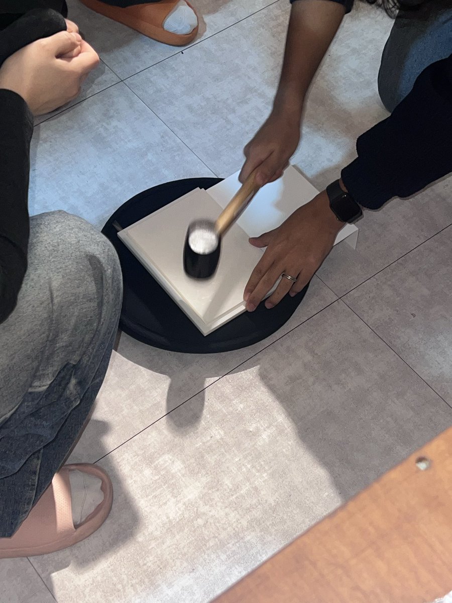 sepia_magazine's tweet image. 형압은 넣고 싶고 비싼제본은 하기 싫어서
3D 프린터로 틀 만들고 밟는 수제형압 실험교실(?) 열림
.
.
.
✌️나름 성공✌️