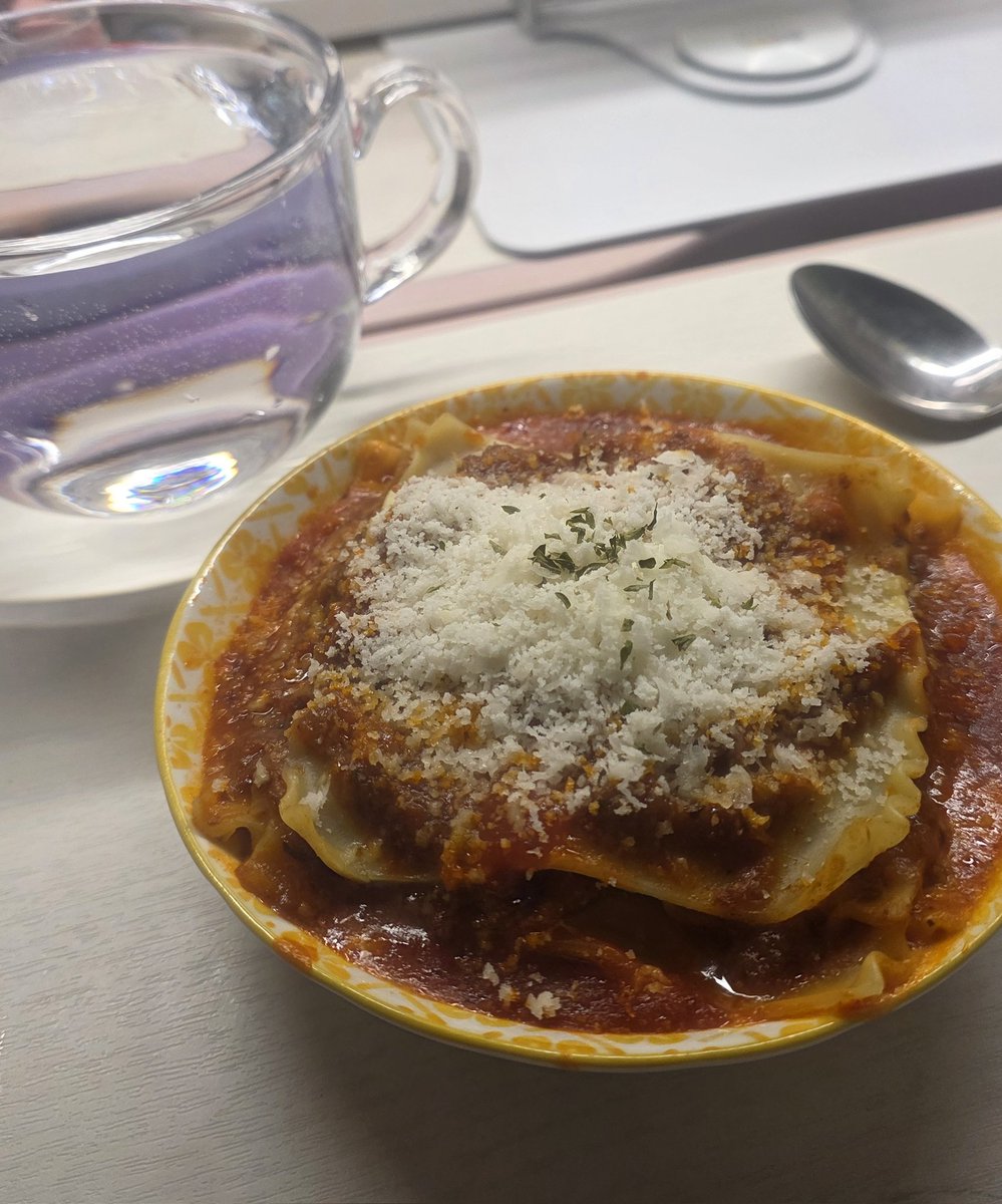 핫 오늘 라자냐를 집에서 만들어먹어봤어용 전자레인지에 했는데 생각보다 맛있었어용