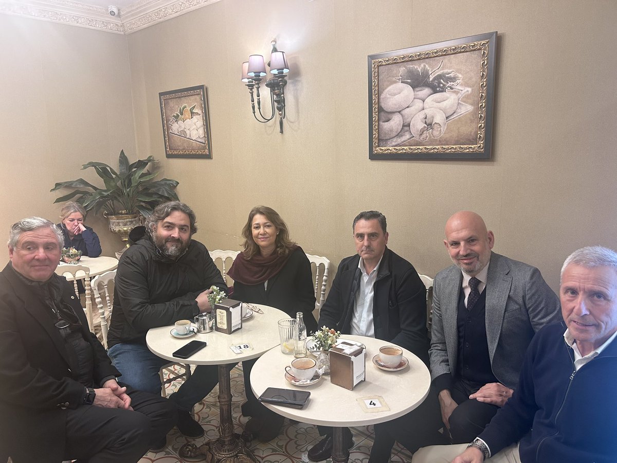 He podido compartir una mañana con vecinos y comerciantes del <a href="/DtoLosRemedios/">Distrito Los Remedios (Sevilla)</a> . Diálogo permanente para oír las necesidades de un barrio históricamente abandonado. Vera es la gran oportunidad para tener unos equipamientos para mayores y jóvenes a la altura que merece Los Remedios