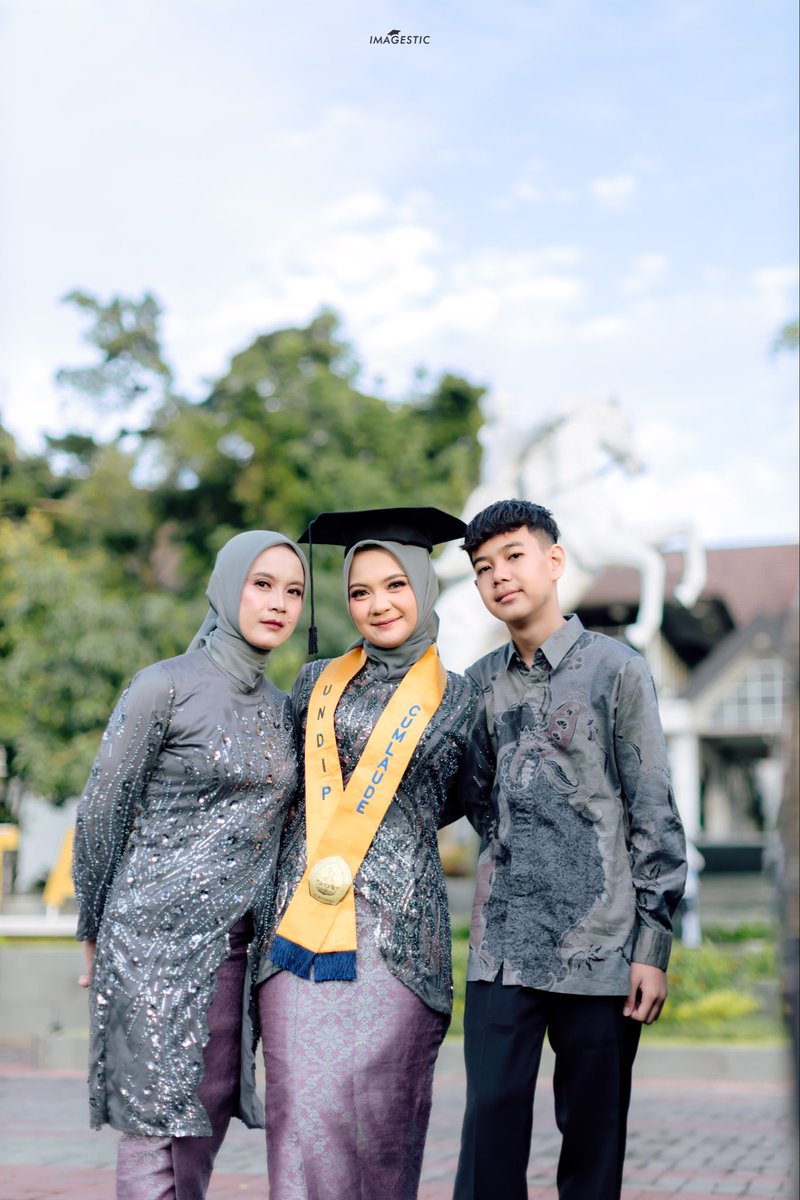 serahuaja's tweet photo. terima kasih sudah mjd rumah untuk pulang. gelar ini saya dedikasikan untuk Ibu dan Adik tercinta!🤍✨ https://t.co/Dk85xQSYjA